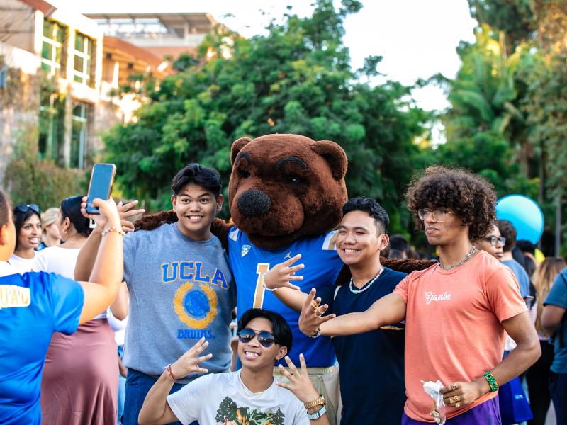Several UCLA students posing for a photo with Joe Bruin